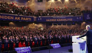 Erdoğan hepsinin elini havaya kaldırdı, seçim yarışını bu şekilde başlattı! AK Parti’nin 26 ildeki merakla beklenen belediye başkan adayları belli oldu