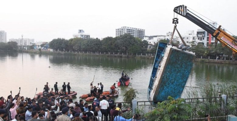 Hindistan’da öğrencileri taşıyan tekne alabora oldu: 14 ölü